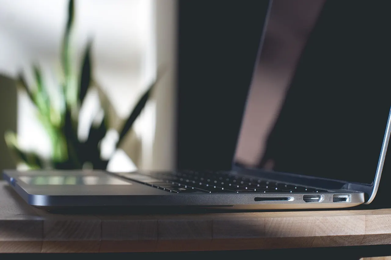 Espacio de trabajo para desarrolladores con ordenador portátil